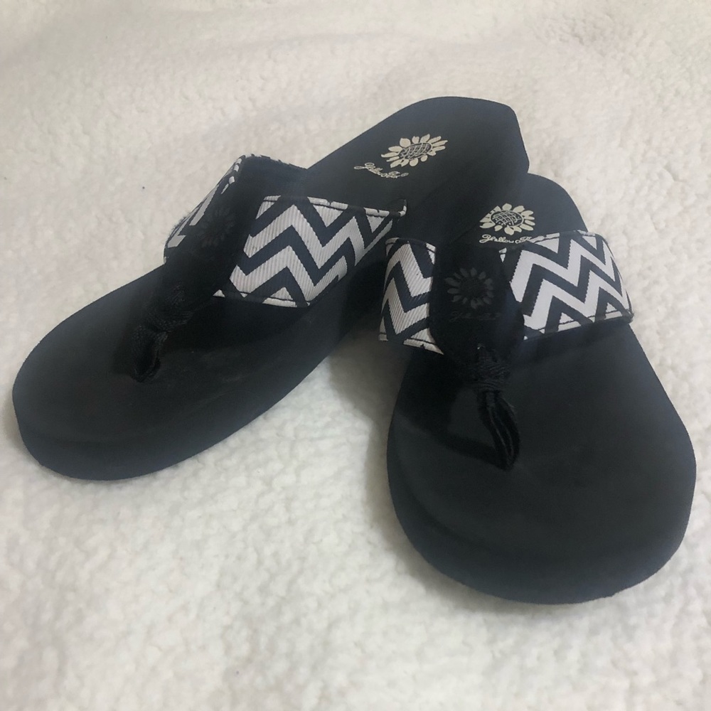 Yellow Box Black White Flip Flop Sandals Size 7